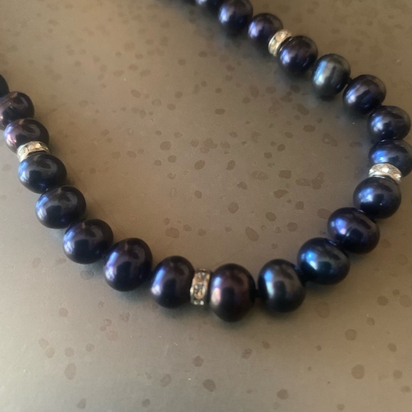 The Danbury Mint, NEW NEVER WORN, exquisite Cultured BLACK PEARL necklace. - Picture 5 of 10